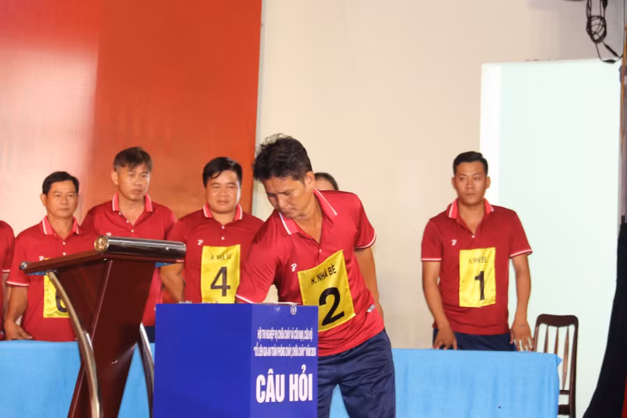 Trước đó, ngày 10/5, phần thi lý thuyết đã diễn ra tại Công an TPHCM. Theo đó, trọng tài bốc thăm chọn ngẫu nhiên 1 vận động viên trong 8 vận động viên của Đội dự thi lên bục trả lời câu hỏi. Trọng tài sẽ mời vận động viên dự thi bốc thăm phiếu để lựa chọn ngẫu nhiên 1 trong 30 câu hỏi.