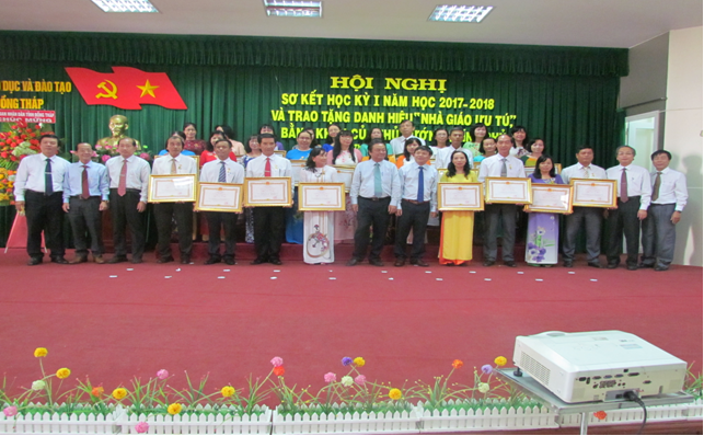 Lãnh đạo tỉnh Đồng Tháp chụp ảnh lưu niệm với các Nhà giáo ưu tú
