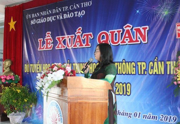Bà Trần Hồng Thắm - Giám đốc Sở GD&ĐT TP Cần Thơ phát biểu tại lễ xuất quân