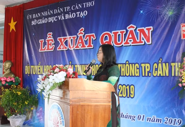 Bà Trần Hồng Thắm - Giám đốc Sở GD&ĐT TP Cần Thơ phát biểu tại lễ xuất quân Bà Trần Hồng Thắm - Giám đốc Sở GD&ĐT TP Cần Thơ phát biểu tại lễ xuất quân