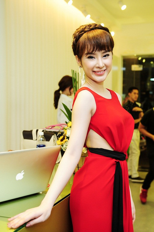 Hoa hậu Thu Thảo mặc váy trắng tinh khôi như tiên nữ ảnh 9 HH Thu Thảo mặc váy trắng tinh khôi như tiên nữ - 15