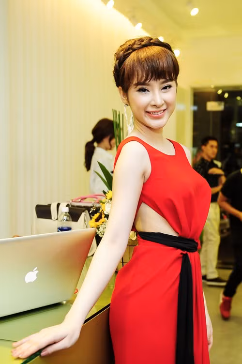 HH Thu Thảo mặc váy trắng tinh khôi như tiên nữ - 15