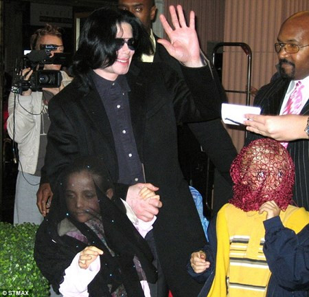 Michael Jackson vẫn kiếm 2 tỷ đô la sau 6 năm qua đời Michael Jackson van kiem 2 ty do la sau 6 nam qua doi