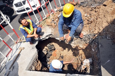 “Hố tử thần” tiếp tục xuất hiện giữa giao lộ ở Sài Gòn “Ho tu than” tiep tuc xuat hien giua giao lo o Sai Gon