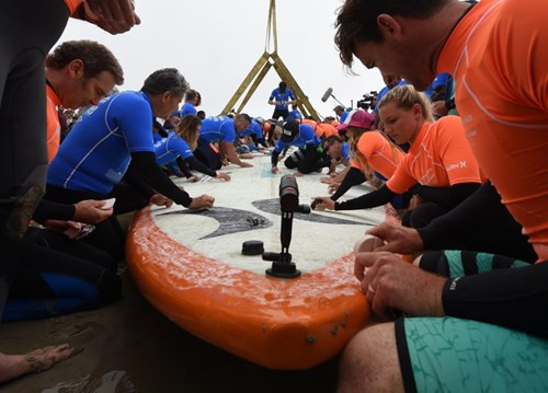 [ẢNH] Gần 70 người lập kỷ lục đứng ván lướt sóng - ảnh 4