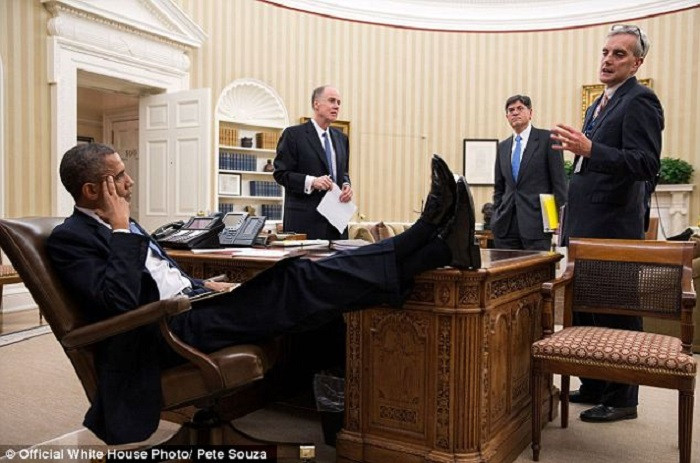 Những kiểu gác chân lên bàn của Tổng thống Obama khi họp nội các ảnh 1 Những kiểu gác chân lên bàn của Tổng thống Obama khi họp nội các ảnh 1