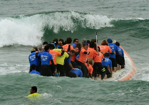[ẢNH] Gần 70 người lập kỷ lục đứng ván lướt sóng - ảnh 6