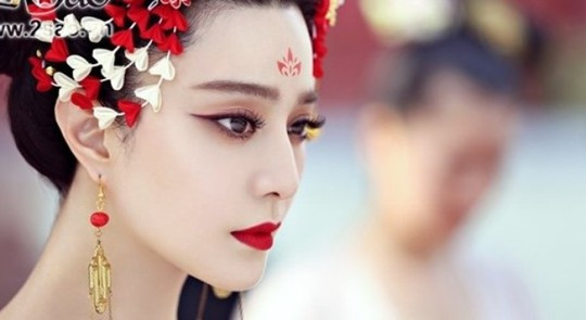 Cô khoe vẻ đẹp sắc sảo Cô khoe vẻ đẹp sắc sảo