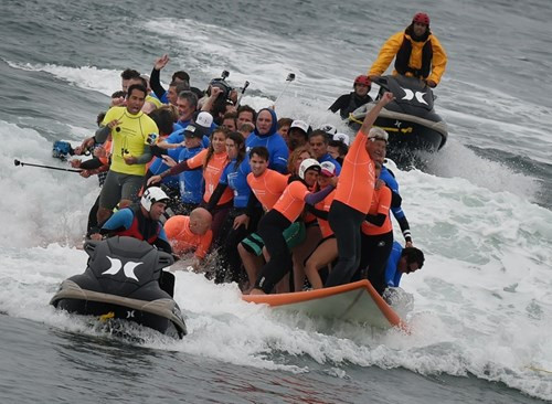[ẢNH] Gần 70 người lập kỷ lục đứng ván lướt sóng - ảnh 5