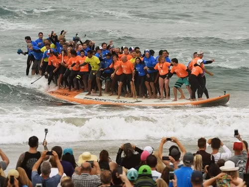 [ẢNH] Gần 70 người lập kỷ lục đứng ván lướt sóng - ảnh 7