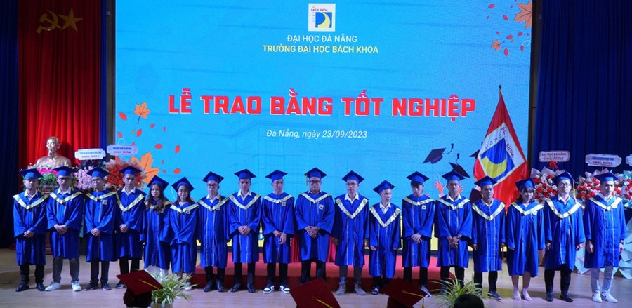 18 tân kỹ sư, kiến trúc sư và cử nhân đạt danh hiệu Thủ khoa tốt nghiệp được vinh danh khen thưởng tại buổi lễ.