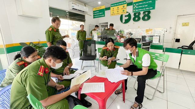 Lực lượng chức năng kiểm tra cơ sở kinh doanh của Công ty F88 (ảnh: Tiến Tầm) Lực lượng chức năng kiểm tra cơ sở kinh doanh của Công ty F88 (ảnh: Tiến Tầm)