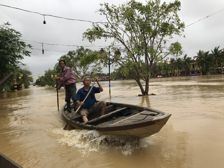 Ghe, thuyền là phương tiện di chuyển của người dân Hội An trong những ngày mưa lũ.