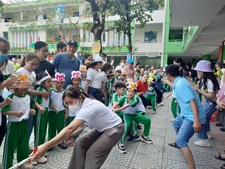 Mỗi đội dự thi trò chơi kéo co đều có sự tham gia của phụ huynh, học sinh và giáo viên chủ nhiệm khiến sân Trường Tiểu học Hoa Lư náo nhiệt hẳn lên. (Ảnh: PV). Mỗi đội dự thi trò chơi kéo co đều có sự tham gia của phụ huynh, học sinh và giáo viên chủ nhiệm khiến sân Trường Tiểu học Hoa Lư náo nhiệt hẳn lên. (Ảnh: PV).