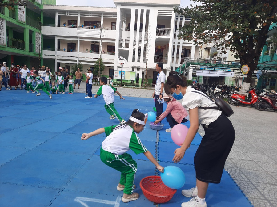 Học sinh lớp Một Trường Tiểu học Hoa Lư (quận Thanh Khê, TP Đà Nẵng) hào hứng tham gia phần thi Kẹp bóng nhảy về đích trong Ngày hội gia đình gắn kết yêu thương. (Ảnh: PV). Học sinh lớp Một Trường Tiểu học Hoa Lư (quận Thanh Khê, TP Đà Nẵng) hào hứng tham gia phần thi Kẹp bóng nhảy về đích trong Ngày hội gia đình gắn kết yêu thương. (Ảnh: PV).