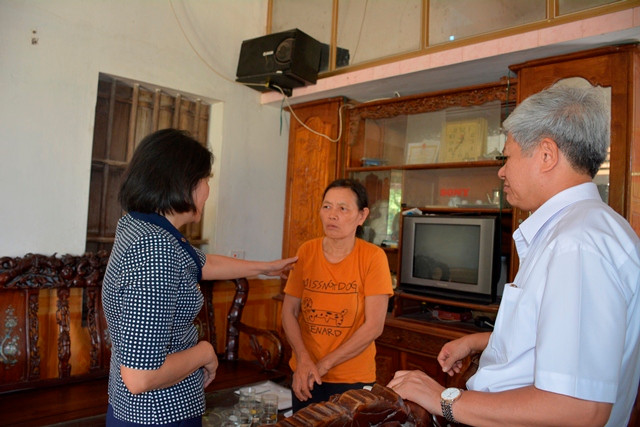 Đoàn công tác của Bộ GD&ĐT đến gia đình thăm hỏi bà nội cháu Phát; tặng quà hỗ trợ gia đình thăm khám và chữa trị bệnh cho cháu.