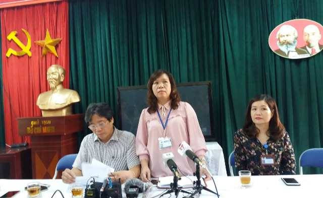 Bà Lê Anh Vân (đứng giữa)- Hiệu trưởng Trường tiểu học Quang Trung (Đống Đa, Hà Nội).