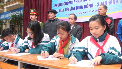  Ảnh minh họa: Học sinh kí cam kết thực hiện phòng chống pháo nổ.