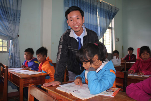 Thầy Thể có hơn 15 năm gắn bó với các thế hệ học sinh vùng ốc đảo Thầy Thể có hơn 15 năm gắn bó với các thế hệ học sinh vùng ốc đảo