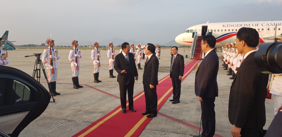Bộ trưởng Phùng Xuân Nhạ tại Lễ đón Thủ tướng Samdech Techo Hun Sen tại Sân bay Nội Bài Bộ trưởng Phùng Xuân Nhạ tại Lễ đón Thủ tướng Samdech Techo Hun Sen tại Sân bay Nội Bài