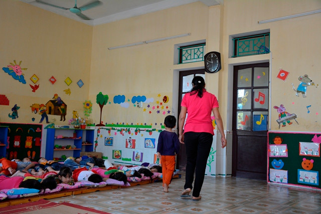 Khi các bạn ngủ, cháu Phát quậy phá hơn, chạy khắp sân trường, 2 cô giáo phải thay nhau coi giữ.