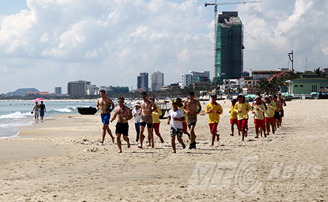 Sáng 8/4, lực lượng đặc nhiệm cứu hộ của Hải quân Mỹ đã có buổi thực hành huấn luyện cứu hộ biển với lực lượng cứu hộ biển Đà Nẵng Sáng 8/4, lực lượng đặc nhiệm cứu hộ của Hải quân Mỹ đã có buổi thực hành huấn luyện cứu hộ biển với lực lượng cứu hộ biển Đà Nẵng