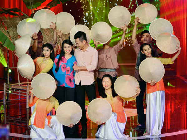 Nếu như ở mảng nhạc trẻ, Cẩm Ly và Đan Trường là một cặp đôi khá thành công thì ở dòng nhạc quê hương và nhạc mang âm hưởng dân ca, cô và Quốc Đại cũng là một cặp đôi khá ăn ý. Cả hai sẽ thể hiện ca khúc Anh đi giữ vườn của nhạc sĩ Minh Vy trong tập đầu tiên của Cười Xuyên Việt.