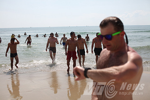 Lực lượng Hải quân Mỹ và Lực lượng cứu hộ bãi biển du lịch Đà Nẵng đã cùng thực hành huấn luyện cứu hộ bờ biển với nhiều bài tập từ nâng cao thể lực, cấp cứu, hô hấp nhân tạo, kỹ năng ứng phó với tình huống khẩn cấp... Lực lượng Hải quân Mỹ và Lực lượng cứu hộ bãi biển du lịch Đà Nẵng đã cùng thực hành huấn luyện cứu hộ bờ biển với nhiều bài tập từ nâng cao thể lực, cấp cứu, hô hấp nhân tạo, kỹ năng ứng phó với tình huống khẩn cấp...