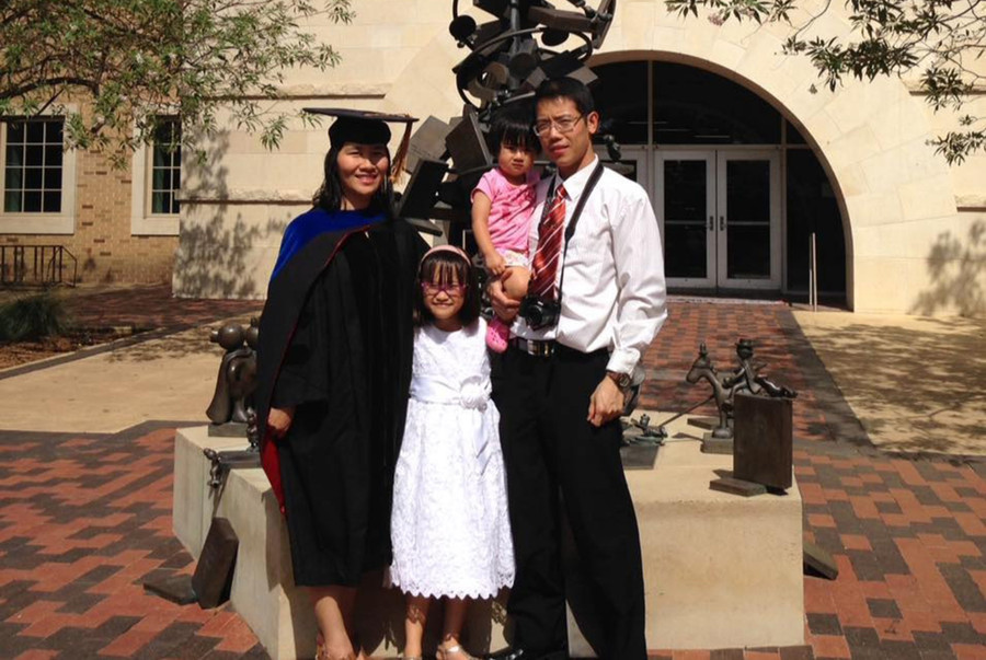 TS Phạm Thị Tuyết Nhung trong ngày nhận bằng TS của Trường ĐH Texas Tech (Hoa Kỳ). Ảnh: Nhân vật cung cấp TS Phạm Thị Tuyết Nhung trong ngày nhận bằng TS của Trường ĐH Texas Tech (Hoa Kỳ). Ảnh: Nhân vật cung cấp