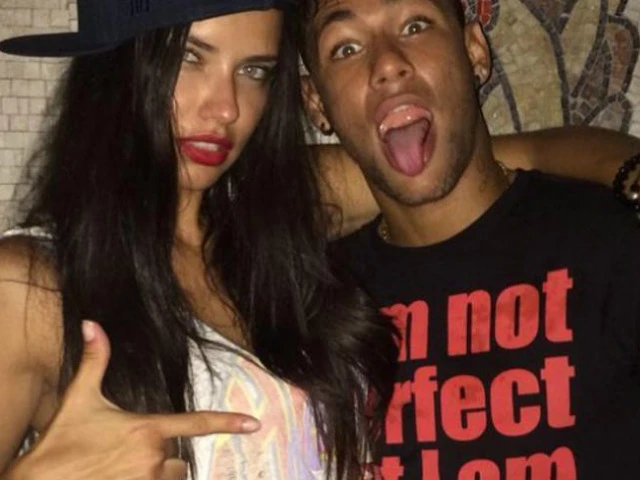 Neymar vui vẻ bên siêu mẫu Adriana Lima