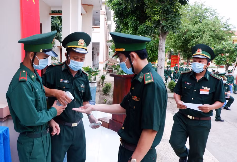 Công tác phòng dịch được cán bộ, chiến sĩ thực hiện nghiêm.