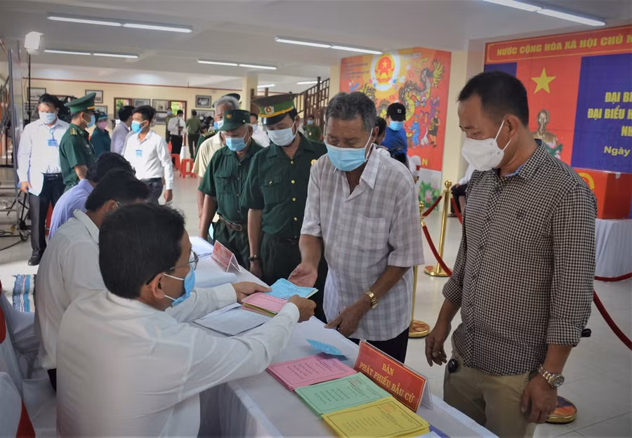 Cử tri tham gia bầu cử đều đeo khẩu trang để đảm bảo công tác phòng chống dịch Covid-19.