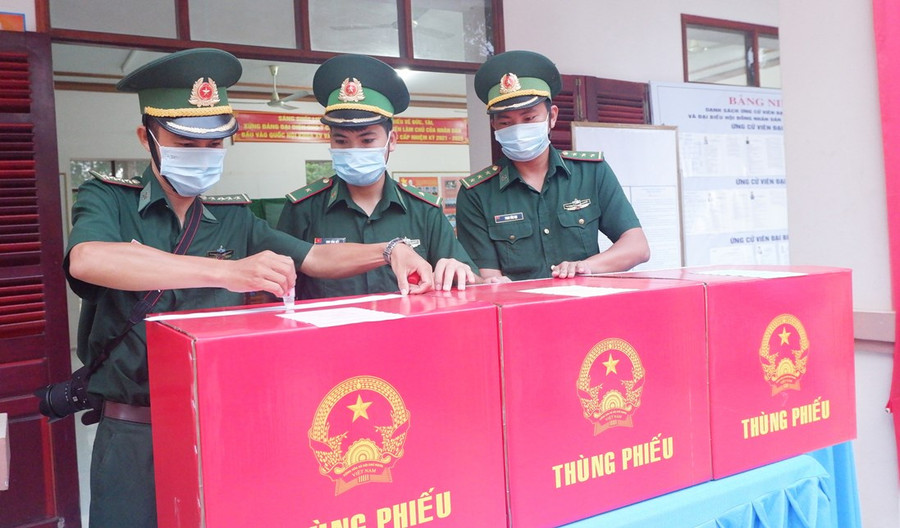 Tuyến đầu vừa làm nhiệm vụ phòng chống dịch, vẫn đảm bảo công tác bầu cử. 