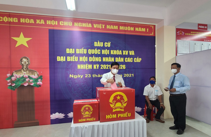 Ông Nguyễn Tiến Hải, Bí thư Tỉnh ủy Cà Mau cùng bỏ phiếu với bà con Đất Mũi.