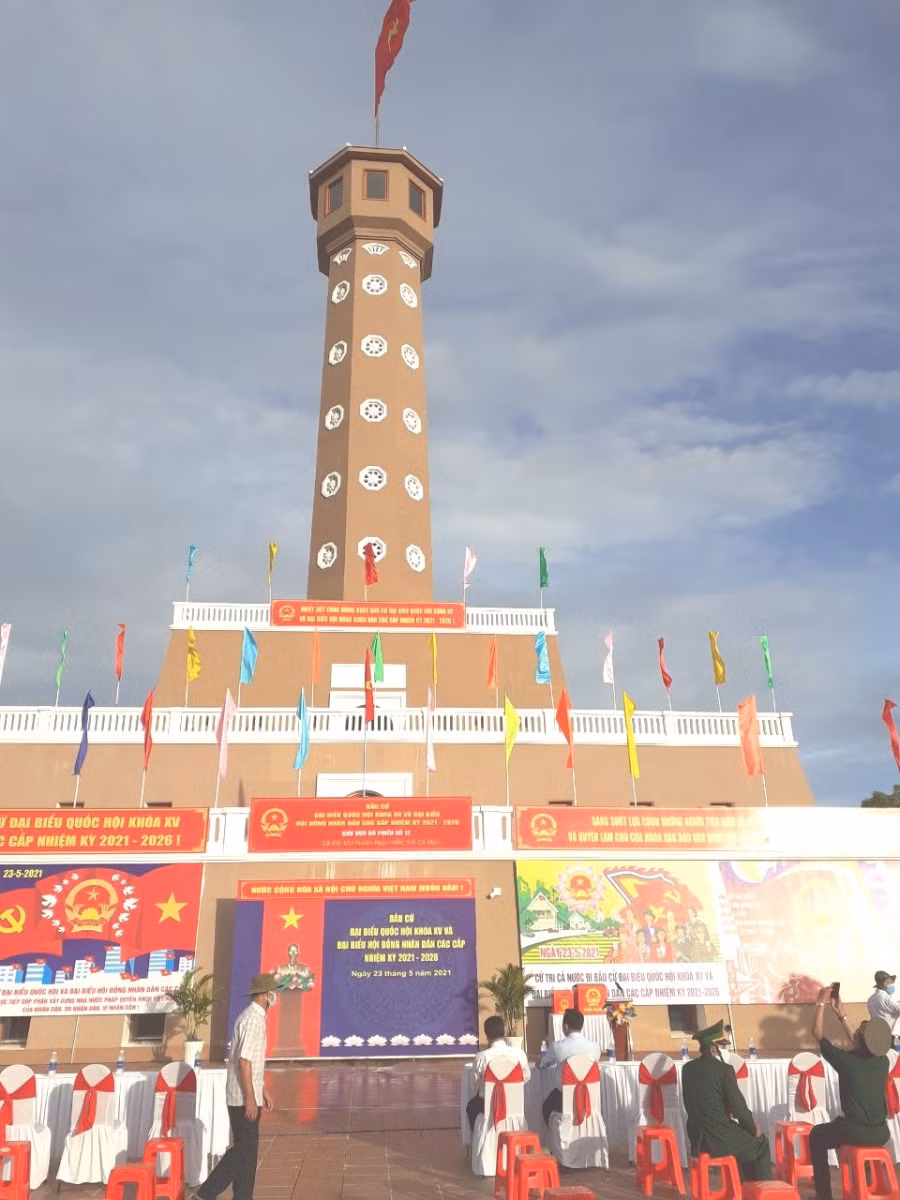 Điểm bỏ phiếu số 8, Tổ bầu cử số 12, xã Đất Mũi càng thêm đặc biệt vì được bố trí dưới chân cột cờ Hà Nội nằm ở Mũi Cà Mau.