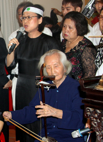 Diễm Tiên (trái) - cháu ngoại Giáo sư Trần Văn Khê - hát 