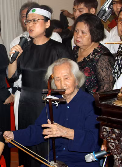 Diễm Tiên (trái) - cháu ngoại Giáo sư Trần Văn Khê - hát 