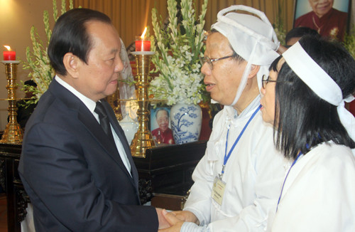 Ông Lê Thanh Hải - Ủy viên Bộ Chính trị, Bí thư Thành Ủy Thành Phố Hồ Chí Minh - đến chia buồn với gia đình Giáo sư Trần Quang Hải tối 27/6.
