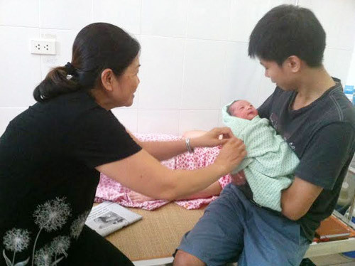 Ngọt ngào những câu chuyện chồng chăm vợ đẻ tại BV phụ sản - 4