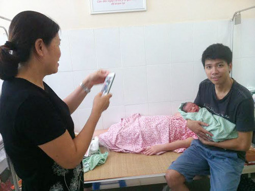 Ngọt ngào những câu chuyện chồng chăm vợ đẻ tại BV phụ sản - 6