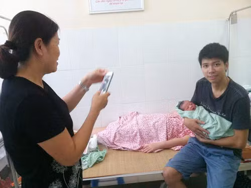 Ngọt ngào những câu chuyện chồng chăm vợ đẻ tại BV phụ sản - 6