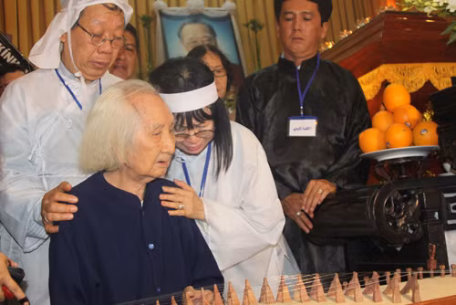 Danh ca Bạch Yến và Giáo sư Quang Hải không kìm được xúc động khi nghe tiếng đàn tri âm của Nguyễn Vĩnh Bảo dành cho cha mình.