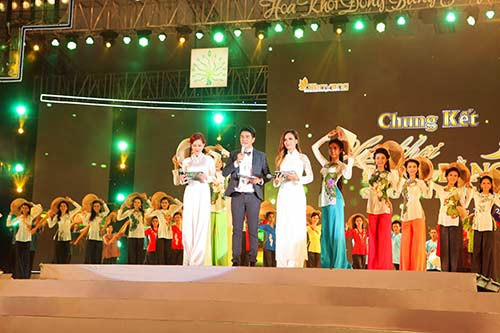 MC Vũ Mạnh Cường đẹp đôi bên Quỳnh Chi - 5