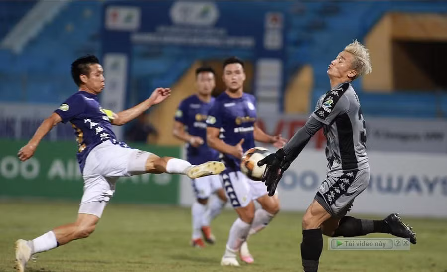 Tương lai của thủ môn Bùi Tiến Dũng lung lay dữ dội.