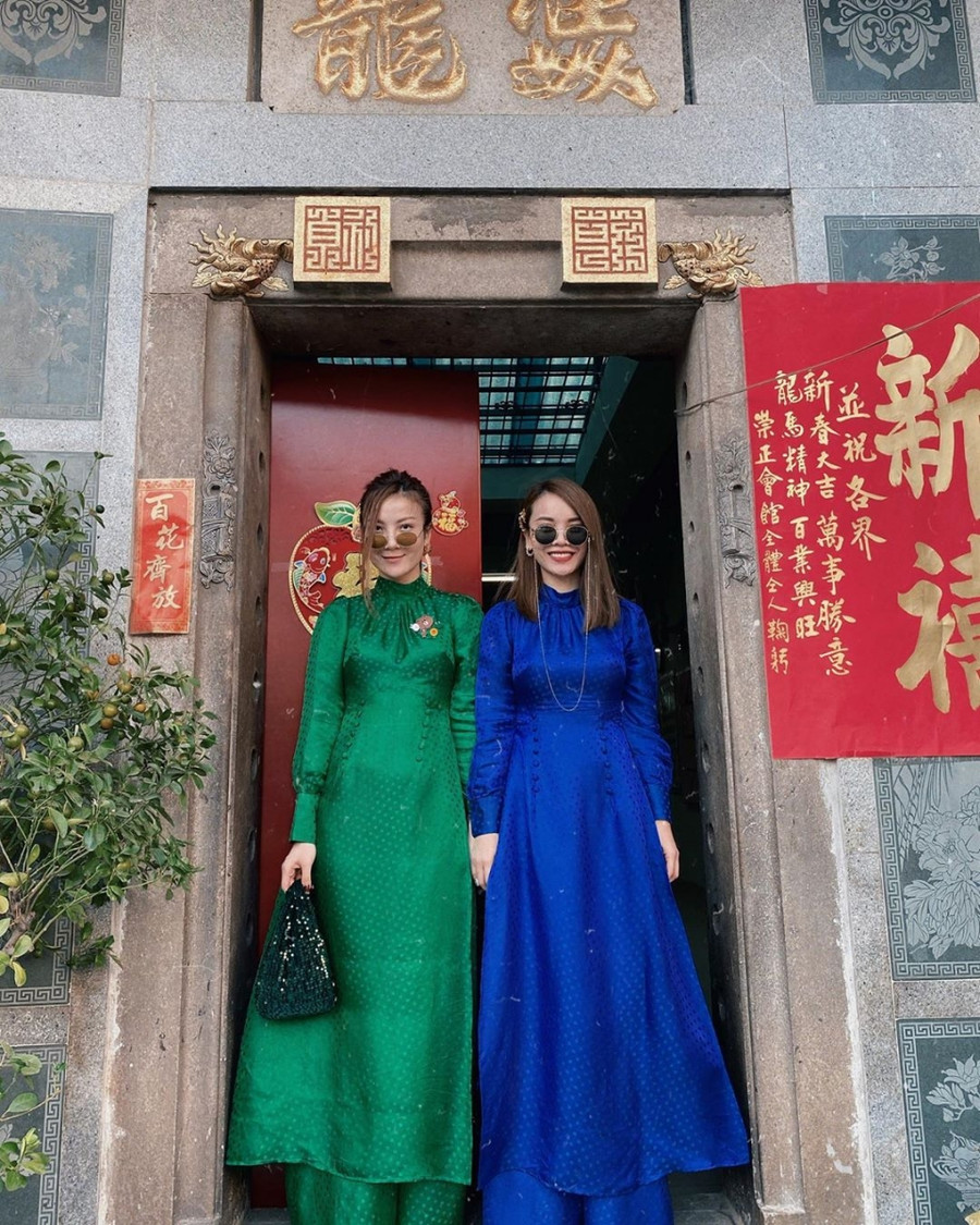 Chị em Yến Trang, Yến Nhi nổi bật trong tà áo dài xanh. Cô chị lăng xê màu classic blue, còn cô em lựa chọn áo dài xanh lá đậm màu ấn tượng không kém.