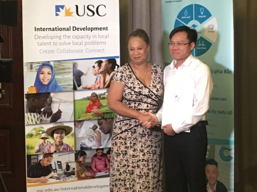 Thầy Vũ Trọng Lưỡng nhận chứng chỉ sau khi kết thúc khóa học từ chuyên gia Tami Harriot