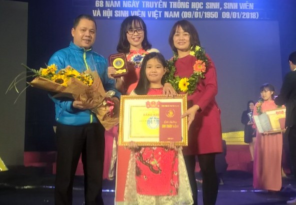 Sinh viên Trần Thu Hà (giữa) trong lễ kỷ niệm 68 năm ngày truyền thống HSSV và Hội Sinh viên Việt Nam