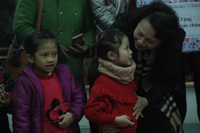 Thứ trưởng Bộ GD&ĐT Nguyễn Thị Nghĩa hỏi thăm trẻ mầm non trường Bãi Bông.