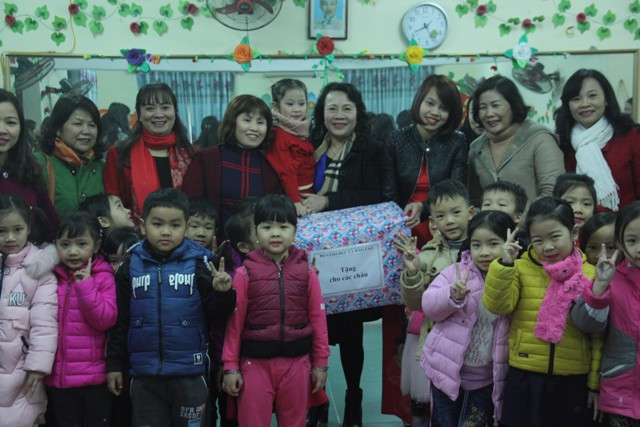 Thứ trưởng Nguyễn Thị Nghĩa tặng quà cho các cháu Trường mầm non Bãi Bông (Phổ Yên, Thái Nguyên)