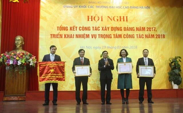 Đảng ủy khối các trường ĐH, CĐ Hà Nội công bố các quyết định và khen thưởng cho các tập thể, cá nhân có thành tích trong năm 2017.